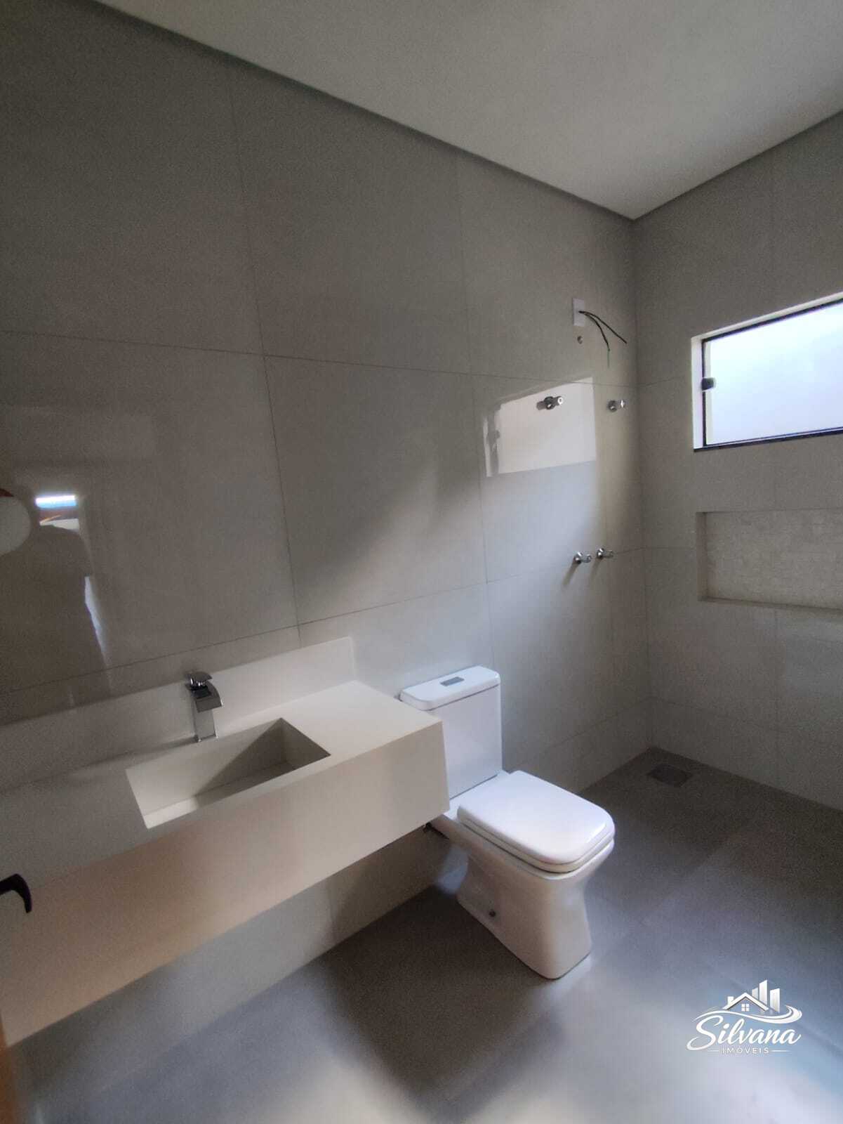 Casa Nova com Pé-Direito Alto e Excelente Acabamento